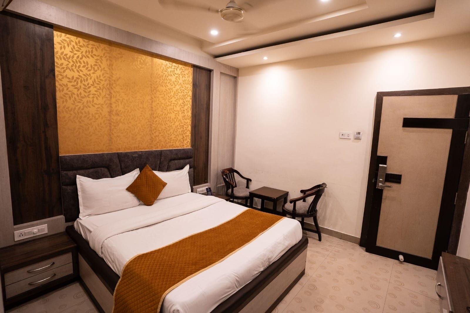Executive room with golden leaf accent wall