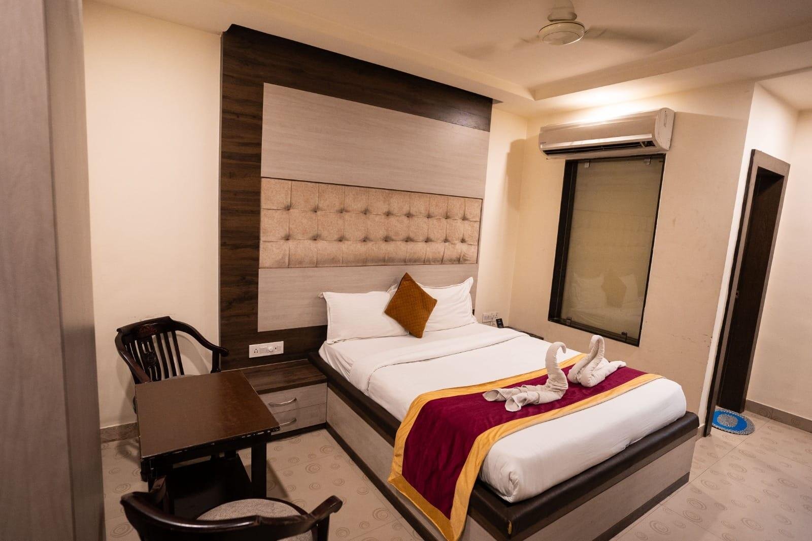 King room with maroon runner