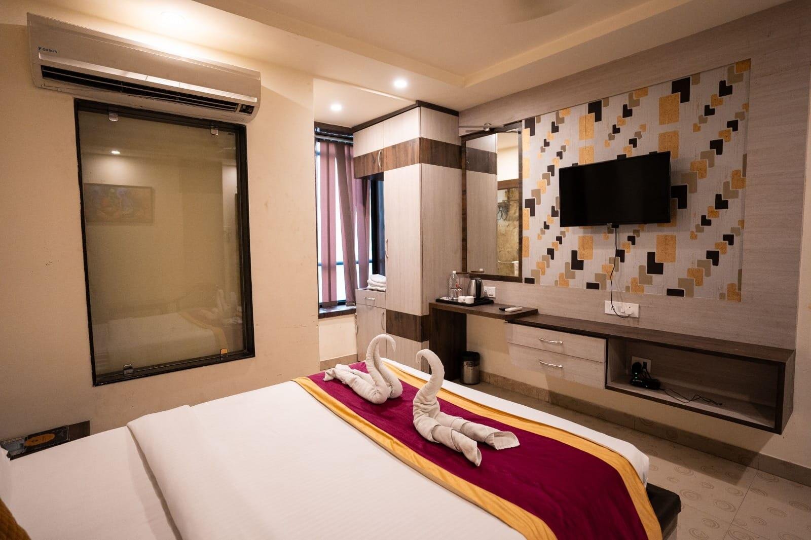 Room with mosaic TV wall