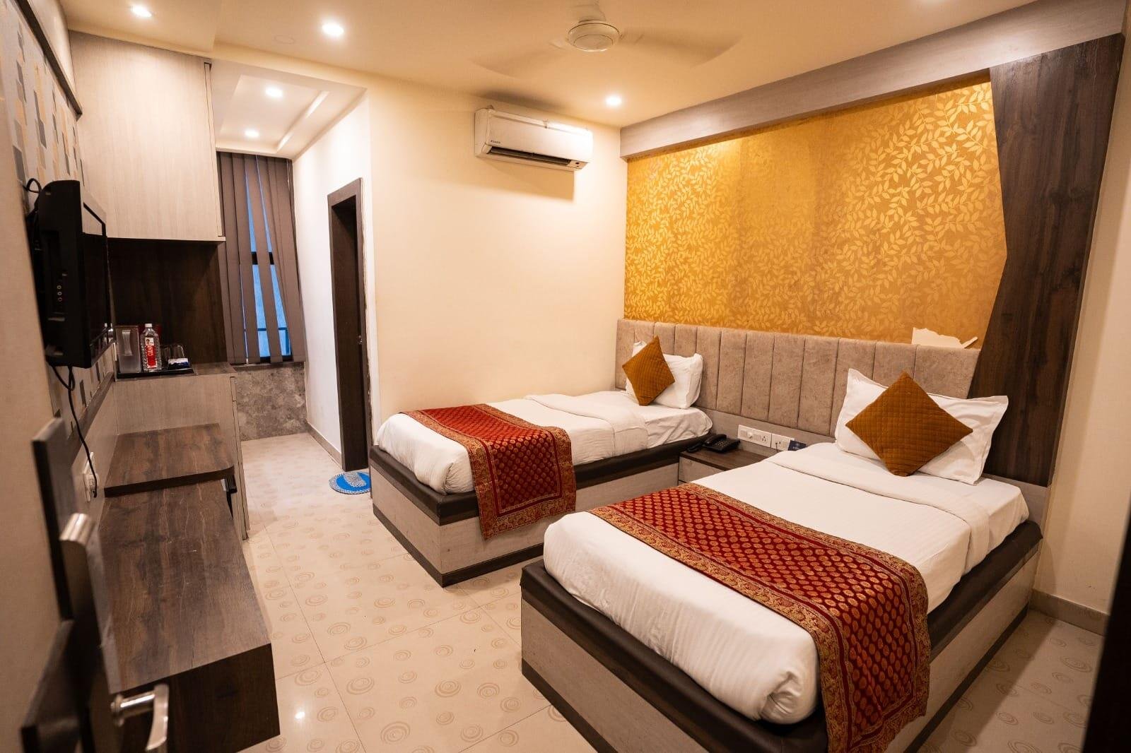 Twin room with TV and pantry